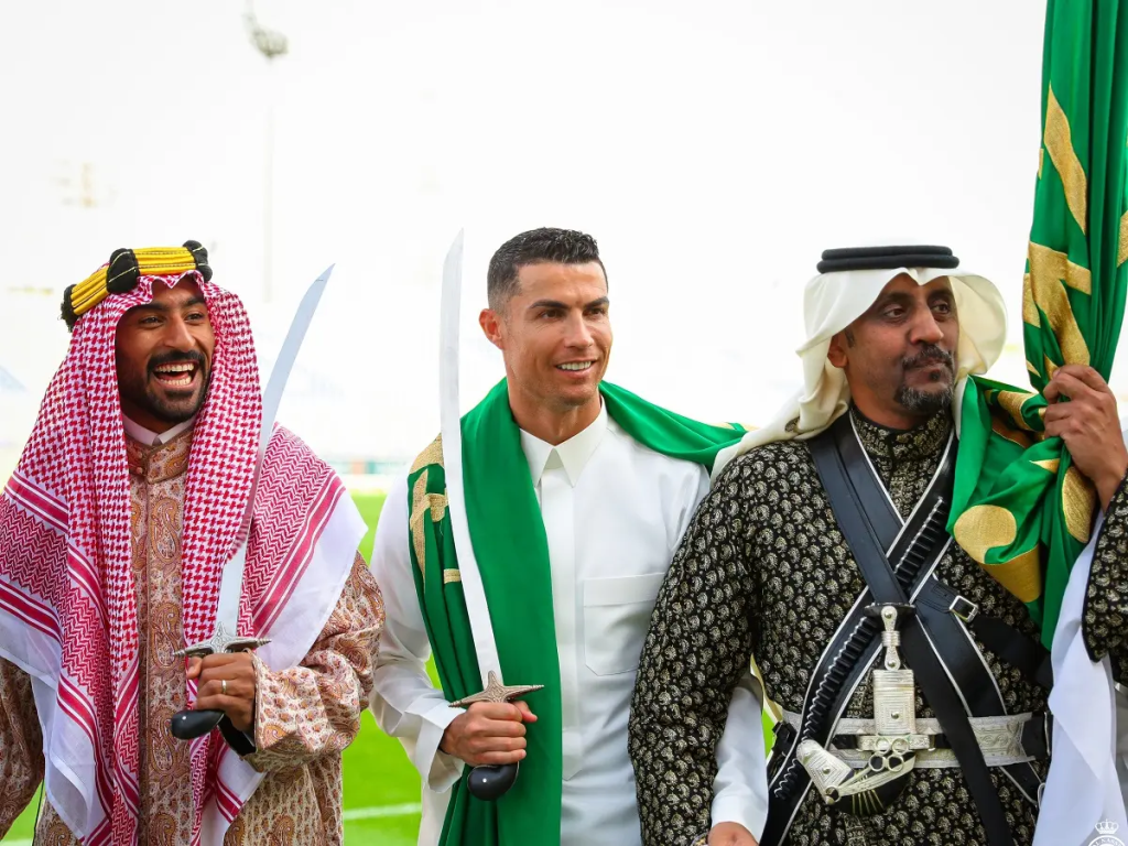 Cristiano Ronaldo veste traje tradicional para homenagear o Dia da Fundação Saudita